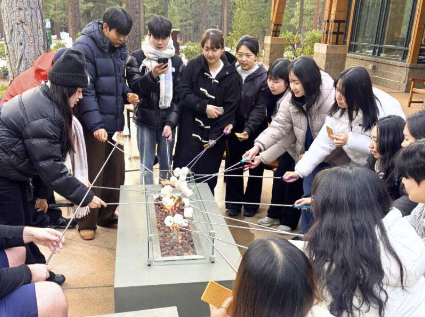 레이크 타호 캠퍼스에서 스모어 체험